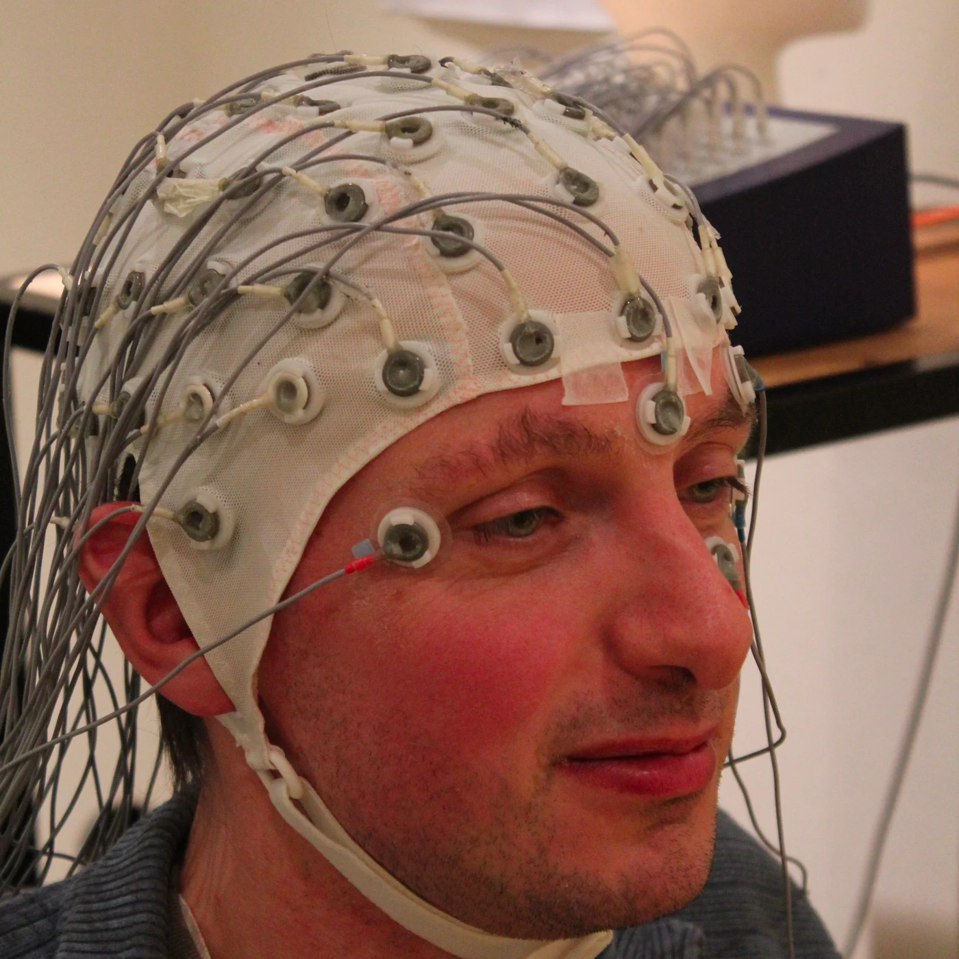 foto: https://commons.wikimedia.org/wiki/File:Three_quarter_view_of_EEG_subject.jpg