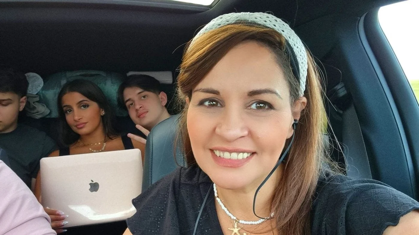 Liliana Hristache, alături de fiica ei (mijloc)