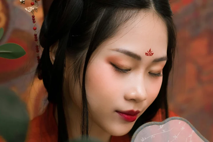 Trei semne din zodiacul chinezesc care atrag noroc și iubire profundă în săptămâna 17–23 noiembrie