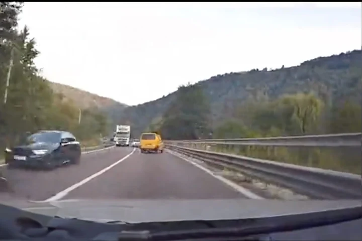 Inconștiența unui șofer aproape a cauzat o tragedie pe Valea Oltului / VIDEO