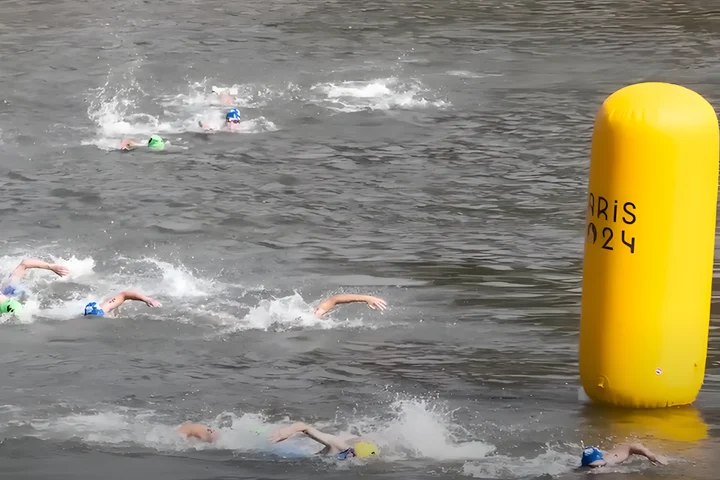 Încă doi sportivi de triatlon s-au îmbolnăvit după ce au înotat în râul Sena la Jocurile Olimpice de la Paris