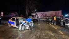 Accident grav în Botoșani: o mașină de poliție a fost făcută praf după ce a fost lovită în plin de un TIR. În ce stare sunt polițiștii VIDEO