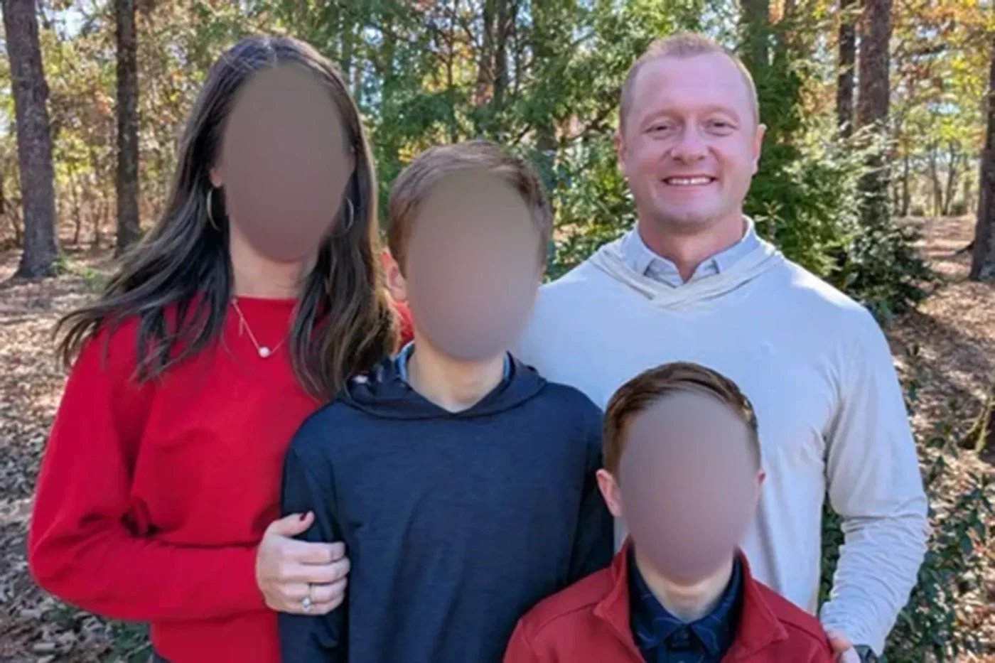 Jason Hughes alături de soție și cei doi fii. Foto gofundme