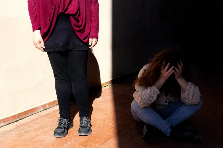 Scandal uriaș după acuzațiile de agresiune sexuală la un liceu din Vaslui. Adolescentă de 15 ani, denigrată public de un consilier