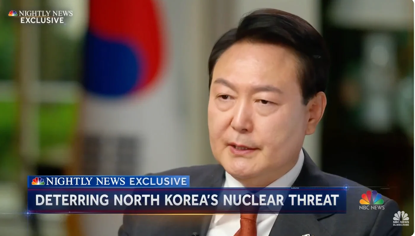Yoon Suk Yeol, într-o captură video din interviul realizat de către Lester Holt - NBC News, din urmă cu doi ani, unde discuta despre scurgere de documente clasificate ale Statelor Unite și despre alianța țării sale cu Statele Unite.