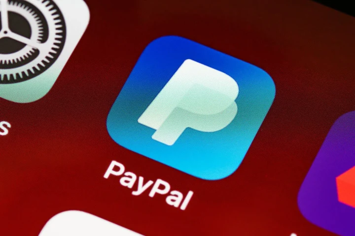 Paypal, unul dintre cei mai mari procesatori de plăți online, permite de astăzi plata cu cripto monede