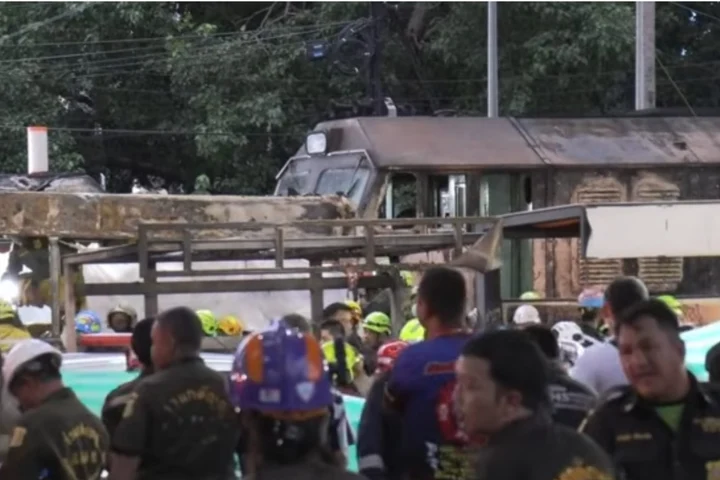 8 morți și 35 de răniți după ce un tren de marfă a lovit un autobuz plin cu pasageri. A urmat un incendiu devastator