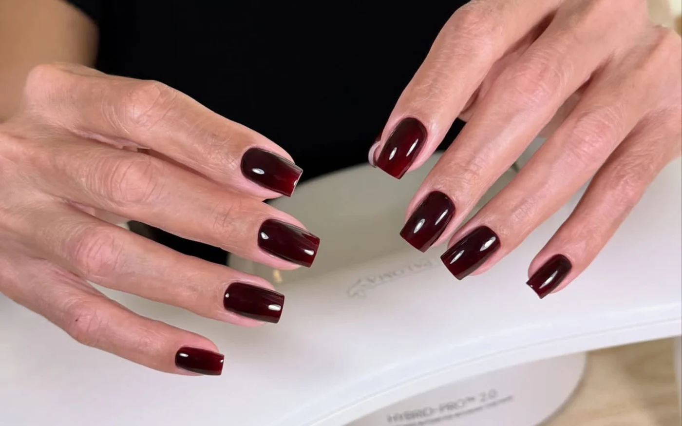 În funcție de vestimentație, unghiile colorate în bordo/vișiniu pot fi o atracție. Foto: @s.ova.nails