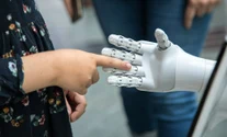Asistăm la începutul unei degradări intelectuale sau la cea mai mare evoluție din istorie? Dacă roboții vor face aproape totul, ce vor face oamenii?