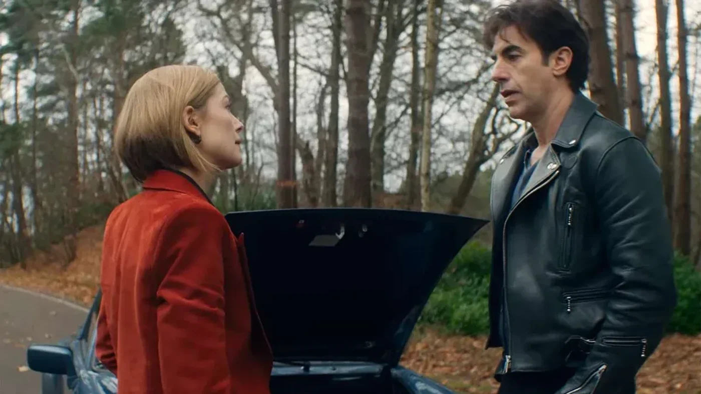 Rosamund Pike și Sacha Baron Cohen
