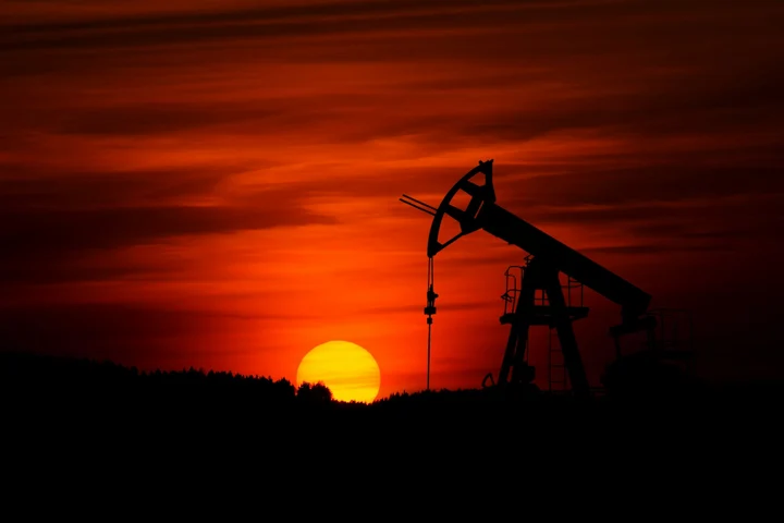 România extrage mai puțin petrol, dar importă tot mai mult: creștere record a importurilor în 2025