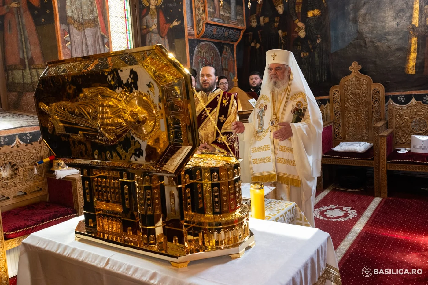 Patriarhul Daniel (foto dreapta)