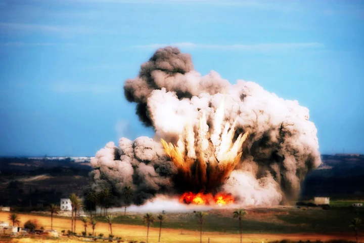 Crater de 10 metri după explozia unei rachete rusești