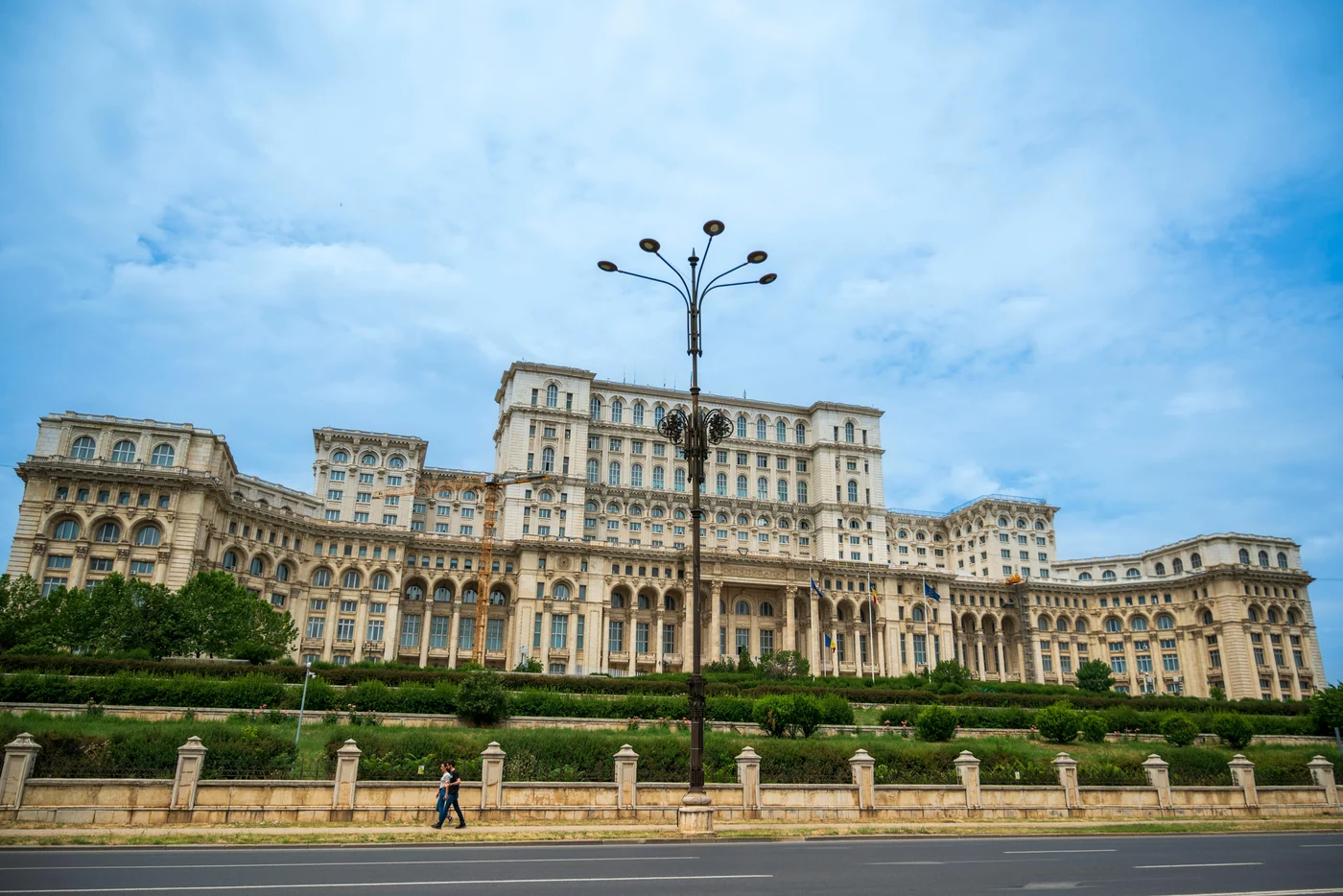 Fațada Palatului Parlamentului din București într-o zi senină