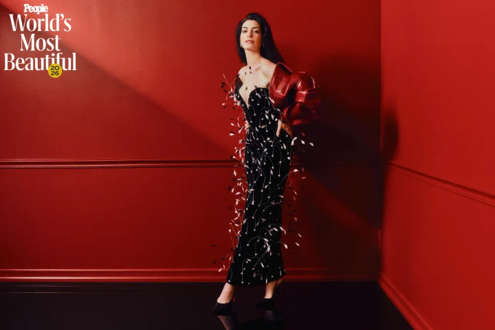 Anne Hathaway, desemnată de People „Cea mai frumoasă femeie din lume”. Cum și-a schimbat complet perspectiva asupra vieții la 43 de ani