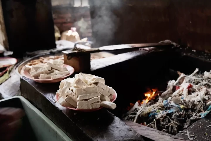 Condițiile greu de imaginat în care se prepară tofu în Indonezia