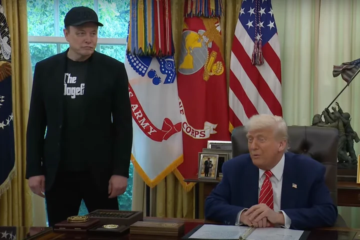 Elon Musk pleacă din administrația Trump cu un ochi vânăt, un tricou Dogefather. Cine l-a pocnit?