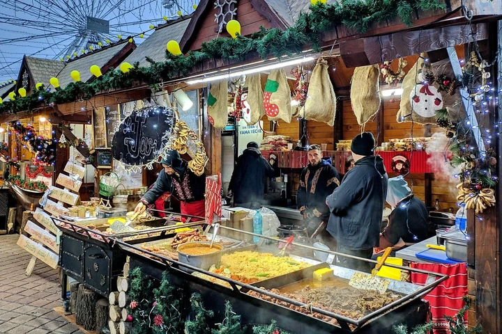 Rămâi fără banii de salariu după doar o zi petrecută în târgurile de Crăciun din România. Cât au ajuns să coste doar două sarmale la târgul din Sibiu și micii la Craiova