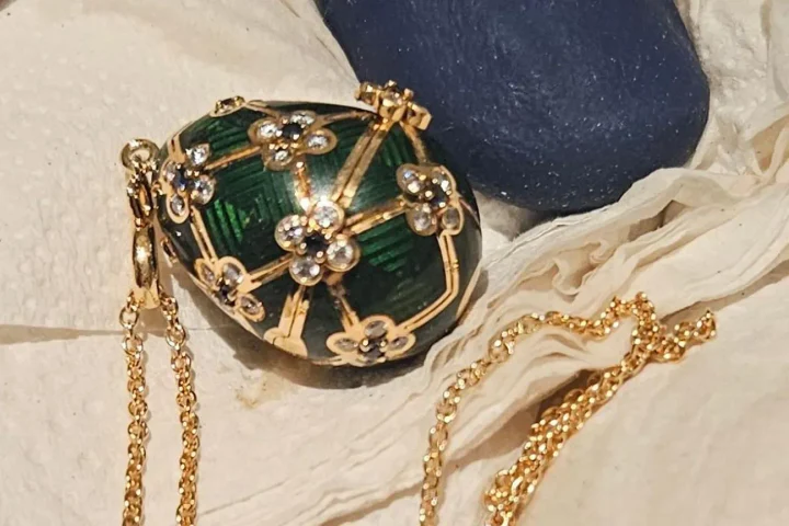 Cum a reușit Poliția să recupereze un colier cu ou Fabergé din stomacul unui bărbat