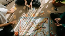 5 jocuri de societate perfecte pentru o seară distractivă cu prietenii