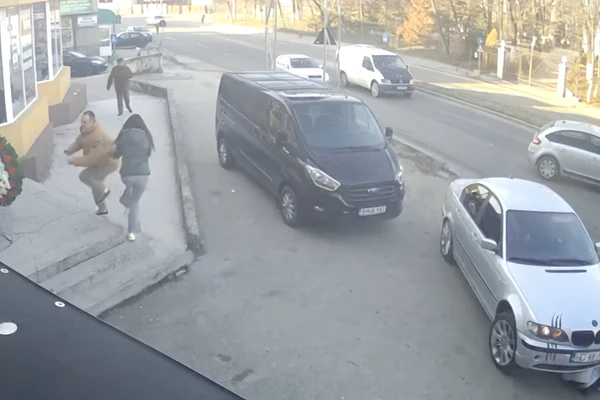Video: Conflict violent în trafic între doi șoferi în Slatina – Unul a fost târât sub mașină și rănit grav