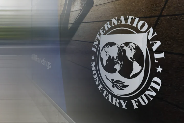 FMI recomandă României impozit pe venit de până la 25%, TVA de 21%, dividende la 10%, prag micșorat pentru microîntreprinderi și accize mai mari la alcool, tutun, combustibil