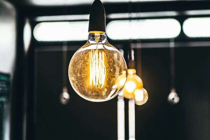 Curentul s-ar putea scumpi cu până la 22%. Cine riscă facturi mai mari și ce se întâmplă cu prețul la gaze