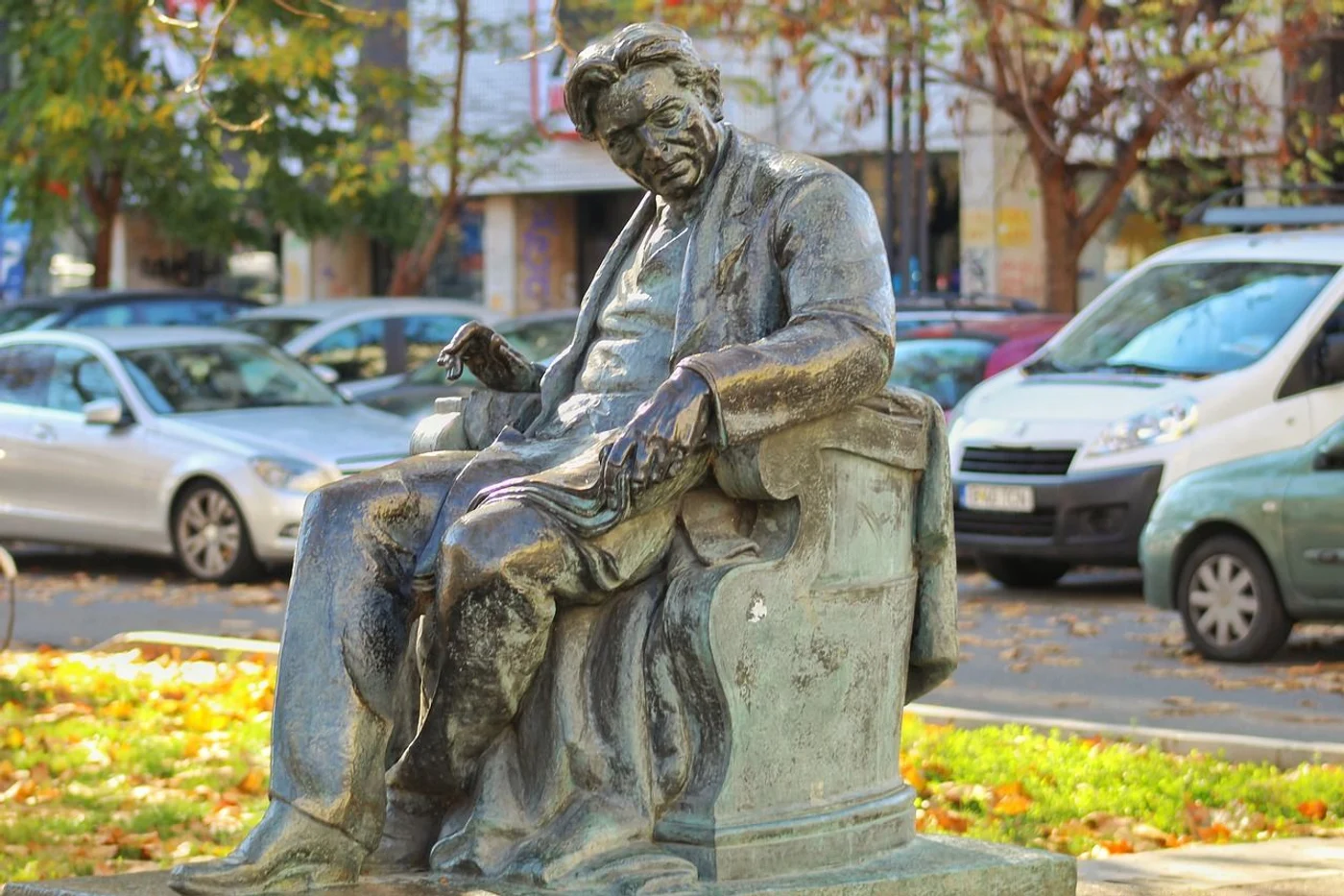 Statuia lui George Enescu plasată pe Bulevardul Magheru din Capitală. Sursa foto: Pixabay.com