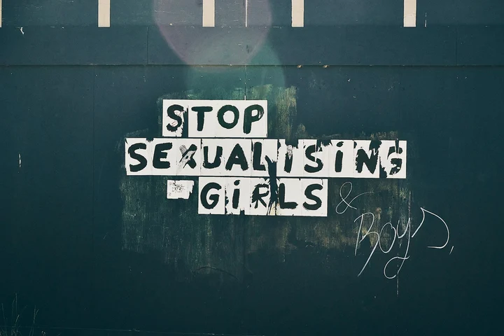 O fetiță de 10 ani, acuzată că a violat și a încercat să ucidă o copilă de 5 ani. Mama victimei: „Am găsit-o plină de sânge, cu părul smuls și urme de strangulare”