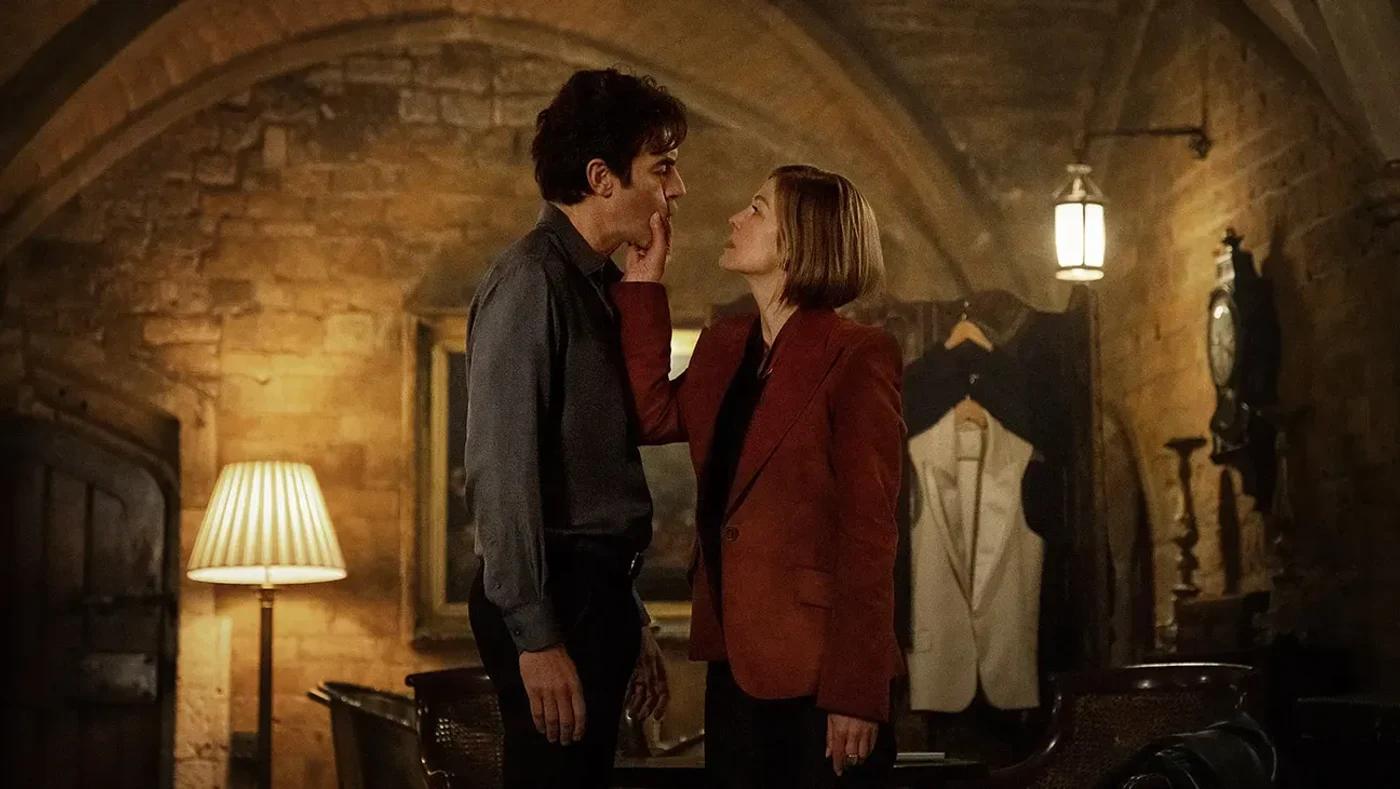 Sacha Baron Cohen și Rosamund Pike în Ladies First