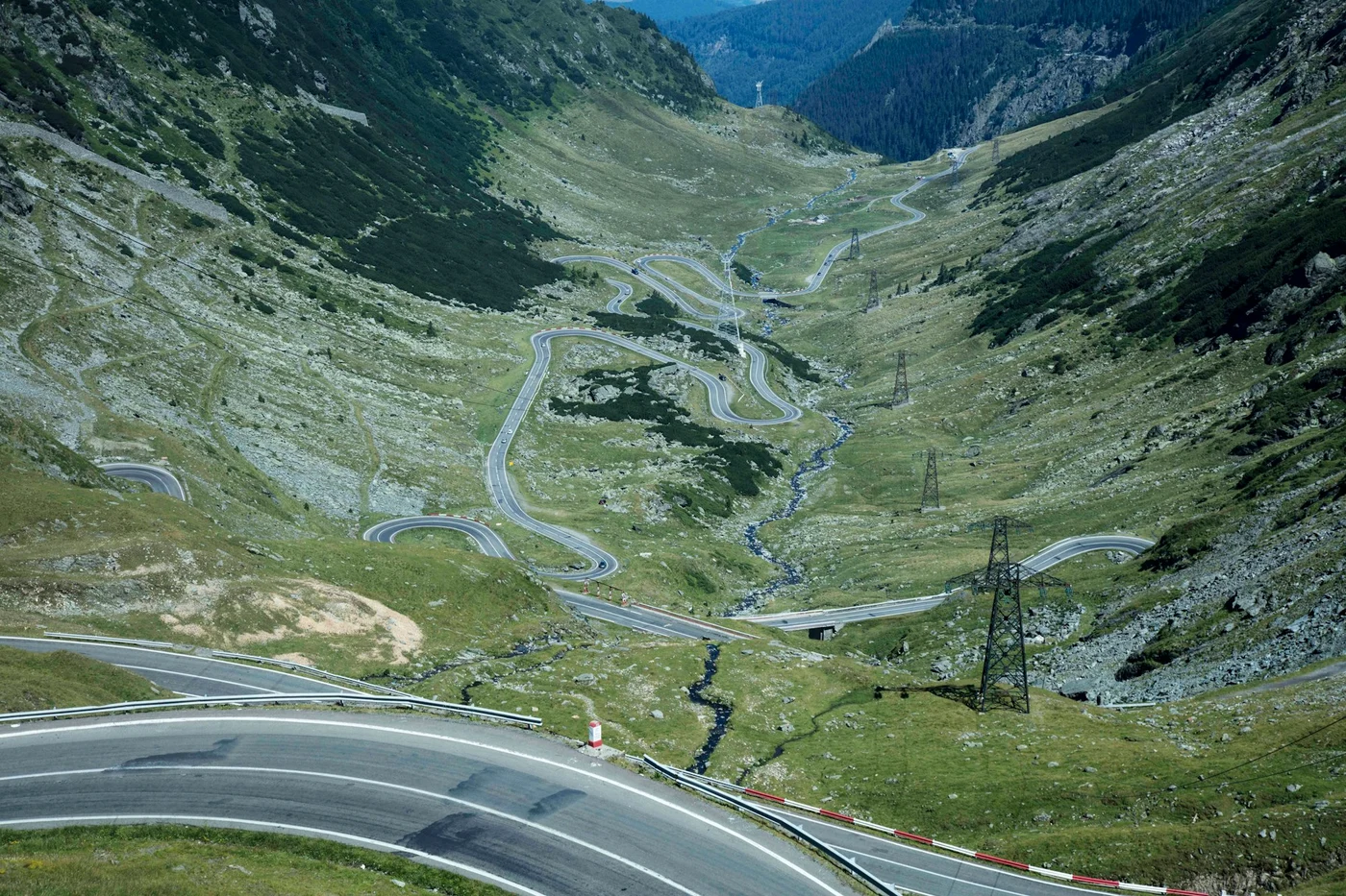 Transalpina, șoseaua șerpuită care atrage turiști din toată lumea. Foto: Unsplash.com