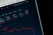 Piețele financiare se prăbușesc după impunerea unor tarife de 104% de către SUA asupra Chinei