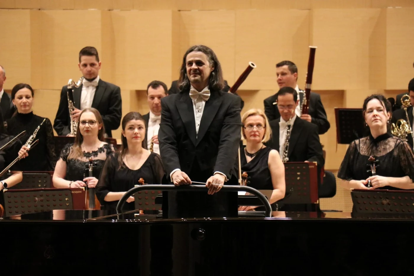 Concert dedicat muzicii românești cu Florin Ionescu-Galați, Cristian Oroșanu, Grupul de Tulnicărese „Apuseni” și Orchestra Filarmonicii Brașov. Foto concerte: Iosif Trif