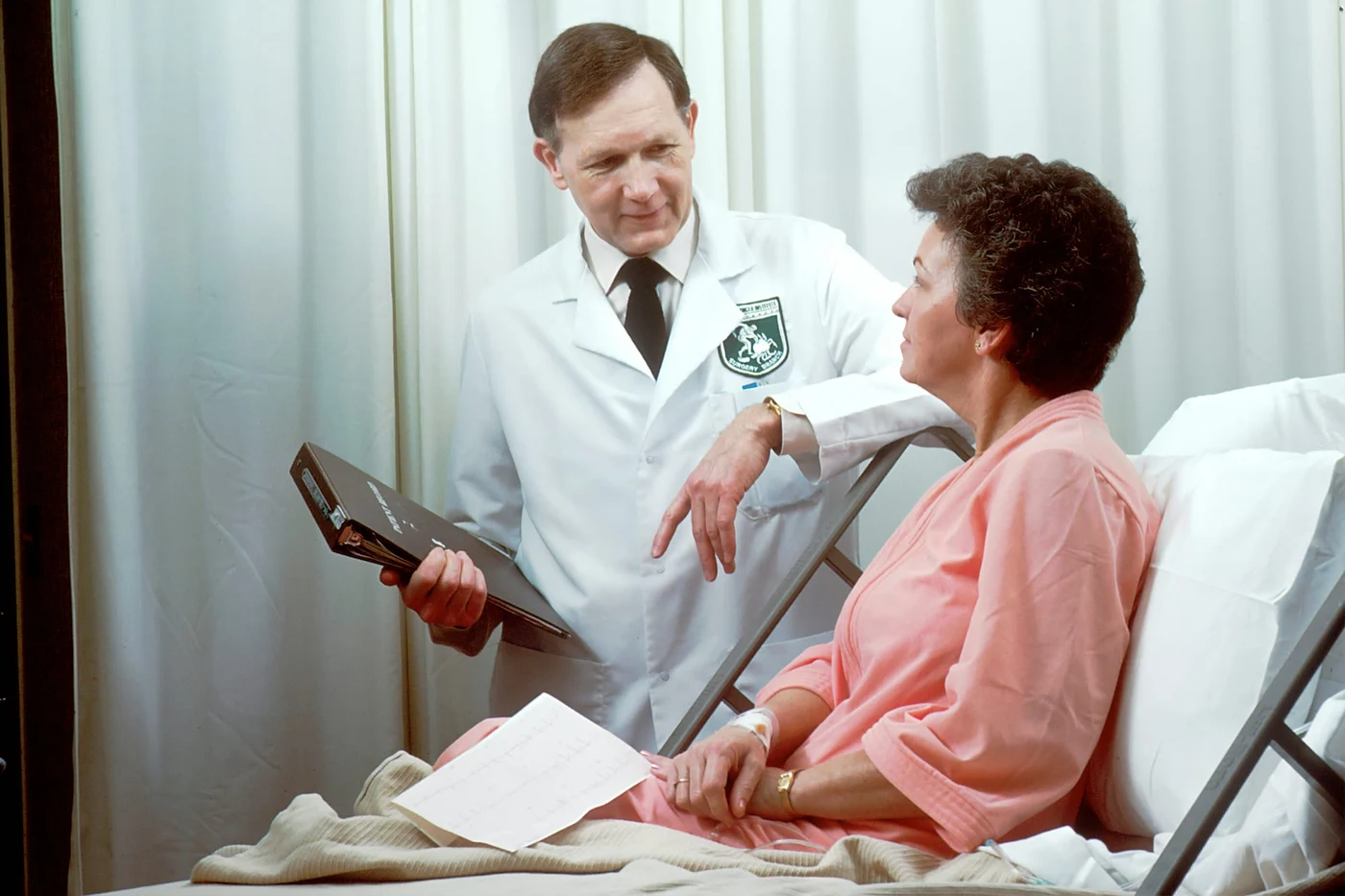 Foto: Un medic neurolog explicând pe o machetă a creierului modul în care se produce un accident vascular cerebral dimineața, alături de un afiș cu pașii de urgență ai regulii BE FAST pentru identificarea rapidă a simptomelor.