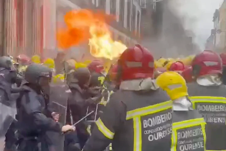 Confruntări intense între pompieri și poliție în Galicia, Spania