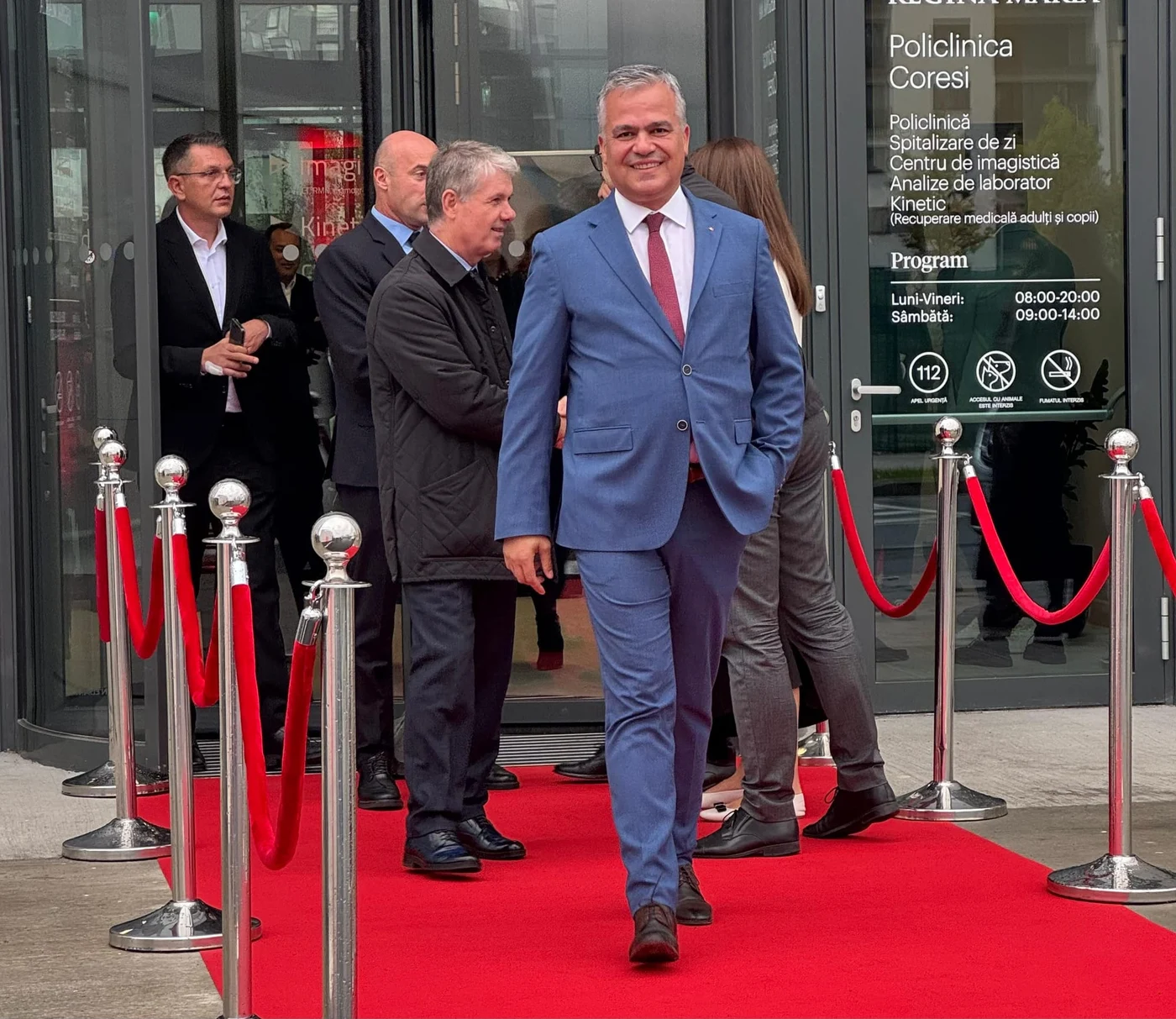 Adrian Veștea (mijloc)