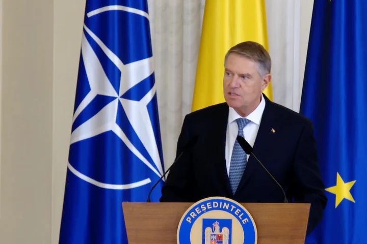 Deșteaptă-te, române! și jurământul de trei rânduri citit de pe foaie. Iohannis a învestit Guvernul Ciolacu 2. Harta partidelor, în ministerele României