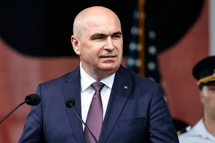 Bolojan reduce dramatic numărul de posturi din primării și din consiliile județene