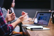 Criza politică din România a adus leul într-un prag critic. Economia țării, în colaps dacă nu se redresează imediat