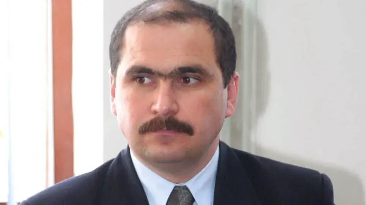 Ilie Bolojan, într-o altă imagine din urmă cu câțiva ani. Cel mai probabil, în această fotografie, premierul României avea 30 de ani +