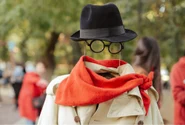 Un parc din București s-a transformat într-un tărâm de poveste. Aproape 100 de dovleci pictați și sculptați, personaje fantastice și costume spectaculoase