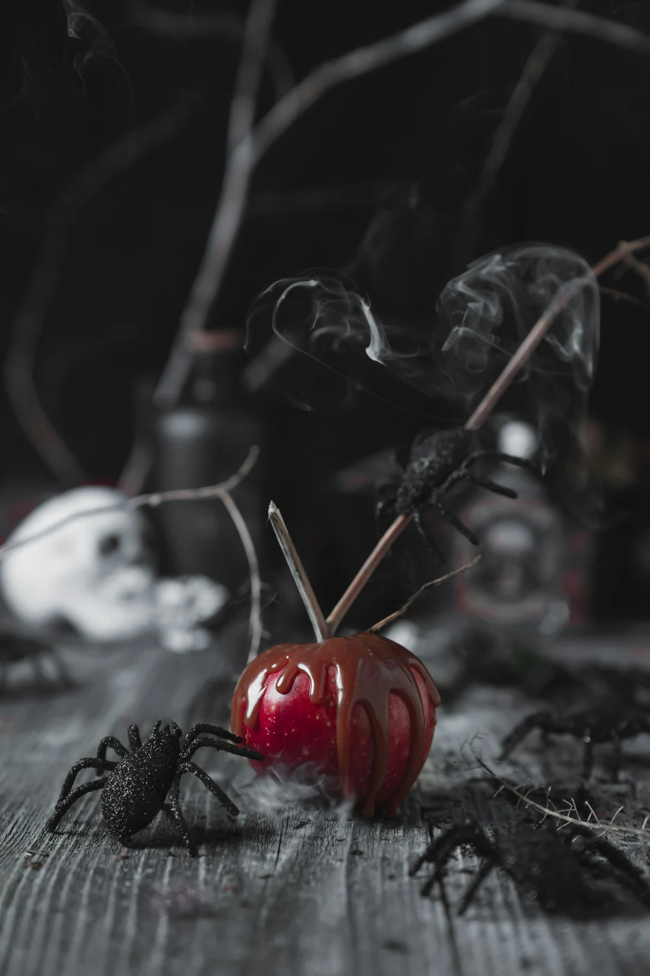 Tradiționalele mere în ciocolată sunt cu adevărat un deliciu de Halloween. Sursa foto: Unsplash