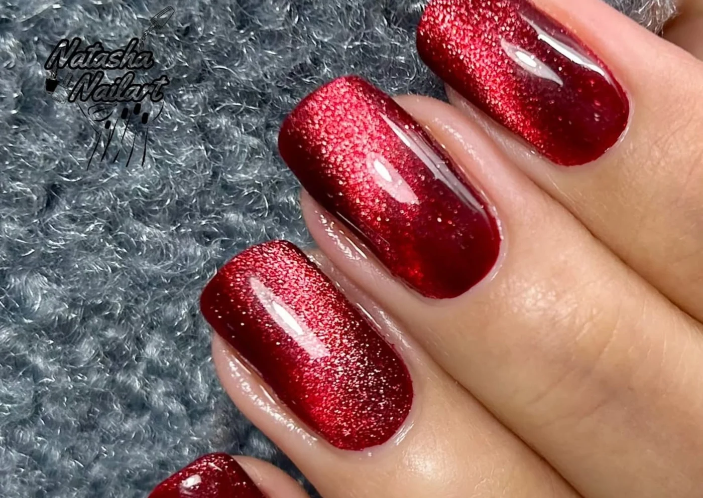 Acest roșu nu doar că va fi parte dintr-o apariție, dar cu siguranță va eclipsa destul de mult. Foto:@natasha_nailart