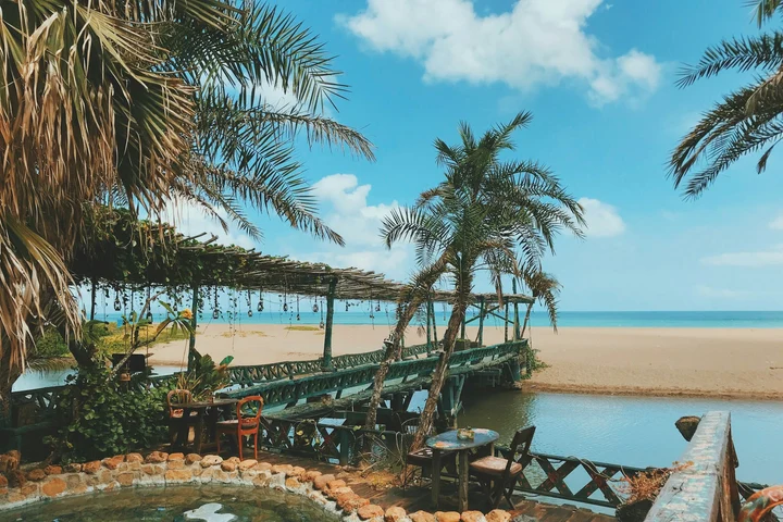 Haos în Bali: Autoritățile distrug zeci de afaceri pe celebra plajă Bingin, turiștii fug din zonă