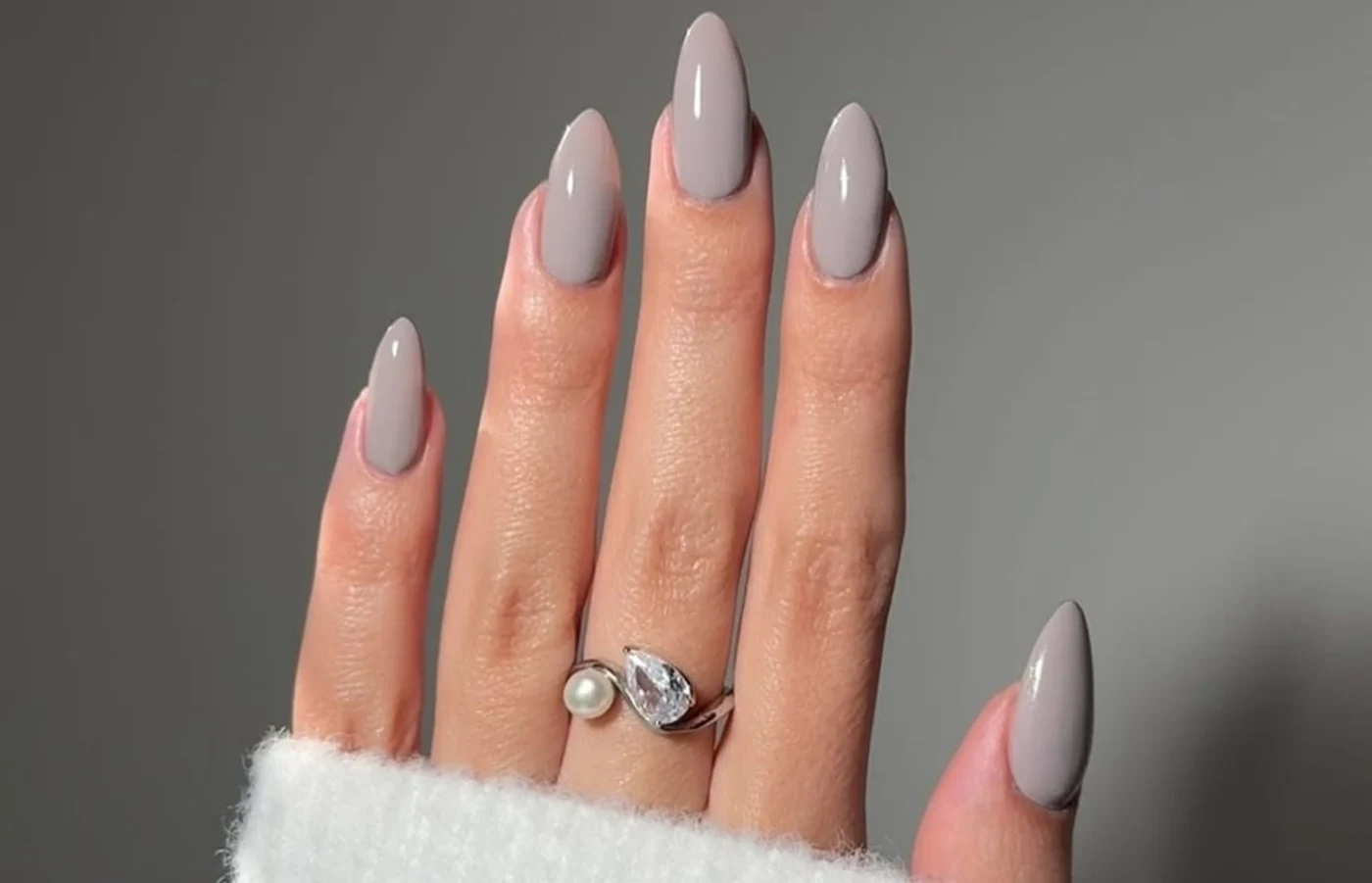 Daă eștin în căutare ceva simplu și neutru, atunci culoarea gri poate fi cea care ți se potrivește. Foto:@kuypernailart