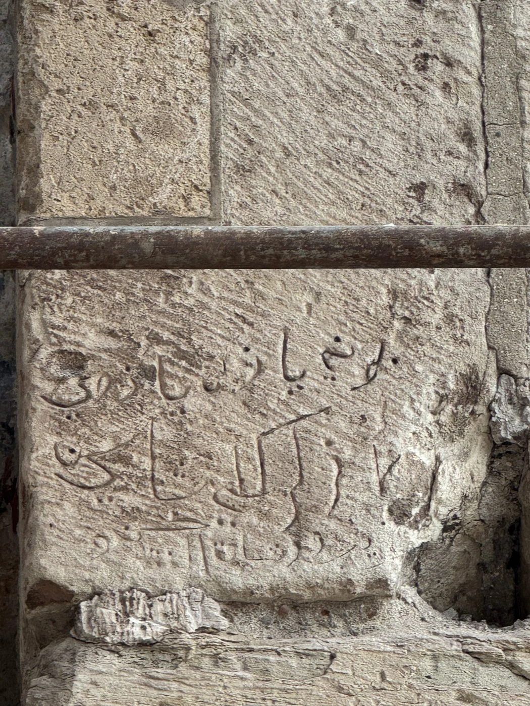 Această imagine gravată în stâncă a devenit una dintre cele mai copleșitoare scene ale legendei, evocând răzbunare, nedreptate și tragic uman – un mesaj care fascinează și astăzi turiștii care vizitează castelul. Foto: Actualitate.net