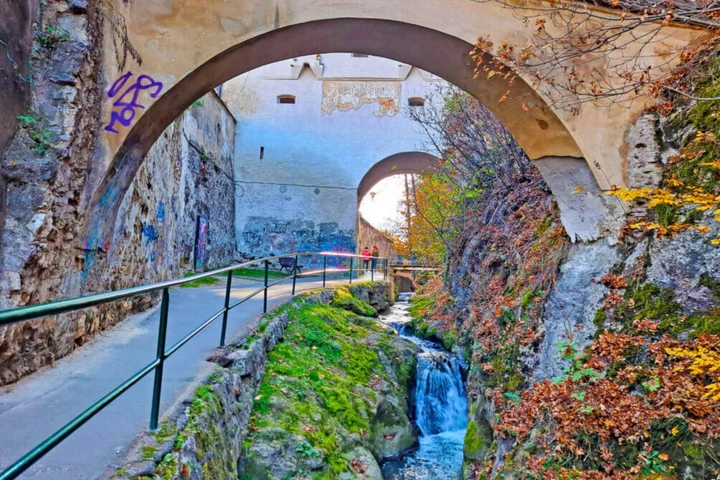 Situl istoric „După Ziduri”, distrus după reparațiile Primăriei Brașov? George Scripcaru: „Lucrurile sunt în regulă ca și procedură și etapă”. Ministerul Culturii: „Nu s-a respectat acordul. DJC Brașov a solicitat oprirea de urgență a lucrărilor”