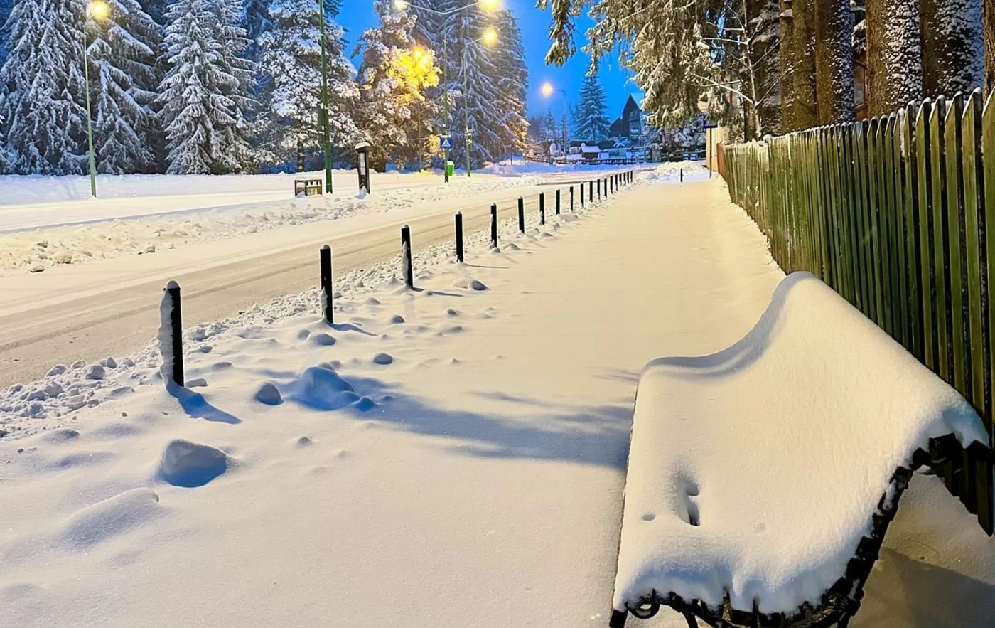 La Poiana Brașov, străzile au fost îmbrăcate într-un strat mare alb de zăpadă. Foto: Poiana Brasov Travel