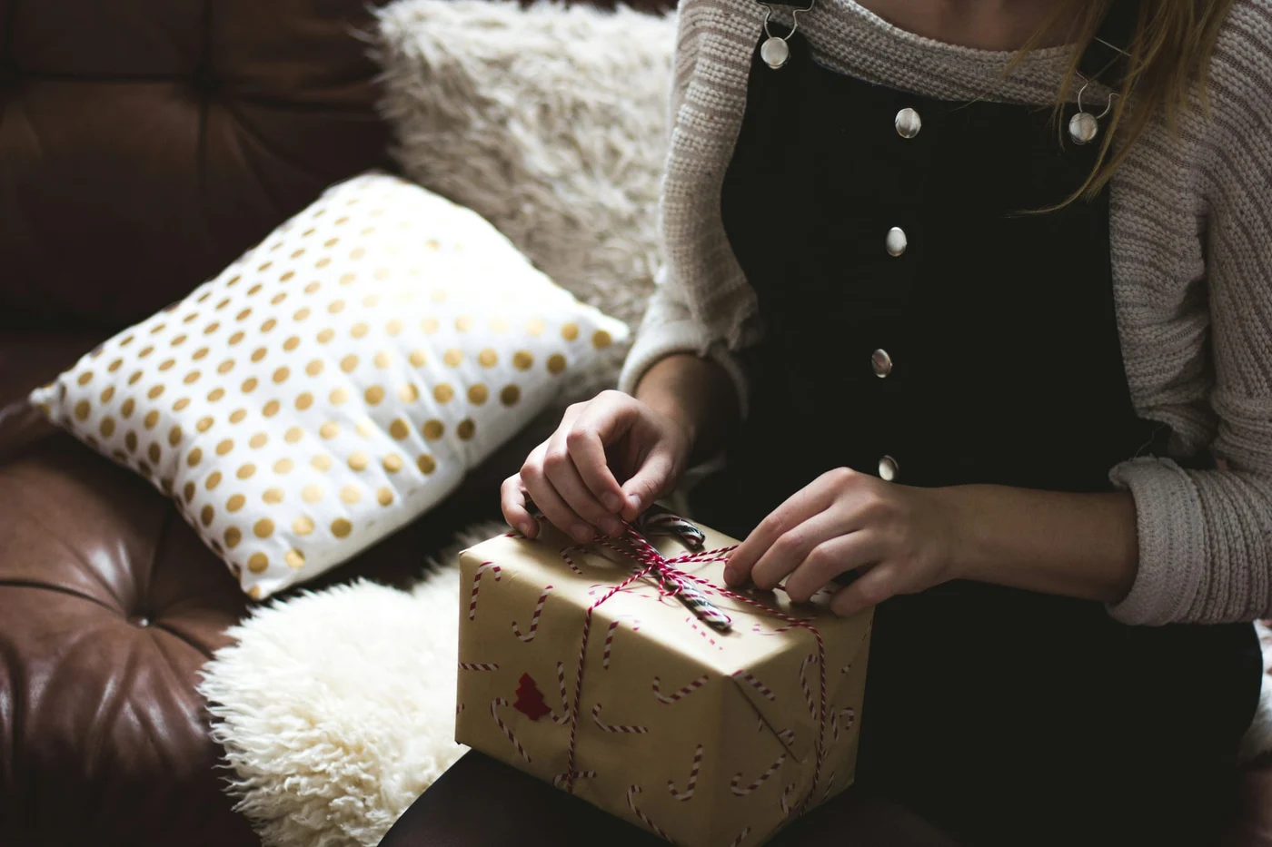 Cadourile sunt o dovadă a faptului că cei dragi știu că ne gândim la ei. Foto: Unsplash