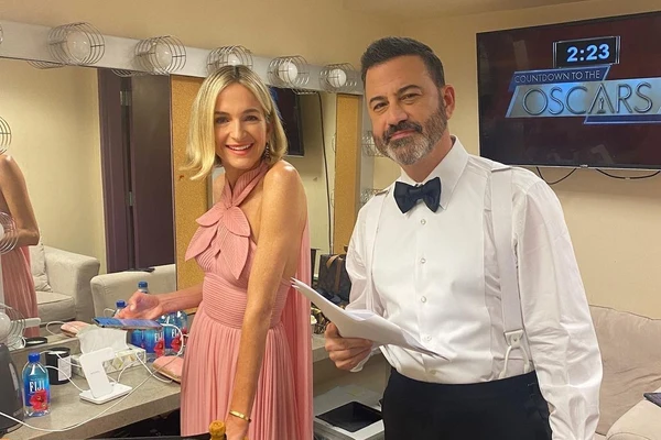 Femeia din spatele faimei lui Jimmy Kimmel. Cine este soția mai puțin celebră, dar extrem de influentă a prezentatorului american, stâlp al Hollywood-ului: „Când l-am întâlnit prima dată, m-a insultat”